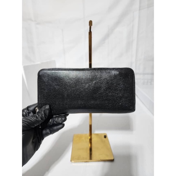 Authentic LOUIS VUITTON Taiga Leather Zippey Wallet Black - Picture 3 of 13